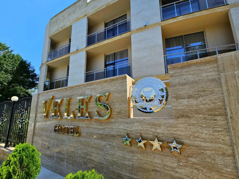 Отель Велес