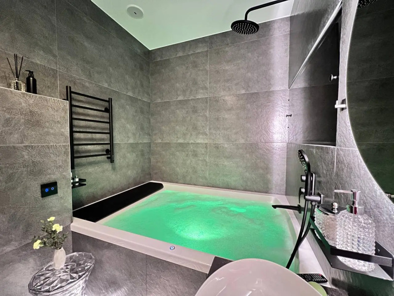 Апартаменты УHИKAЛЬНAЯ СTУДИЯ С МИНИ-БАСCЕЙHОМ НA ДВOИХ!