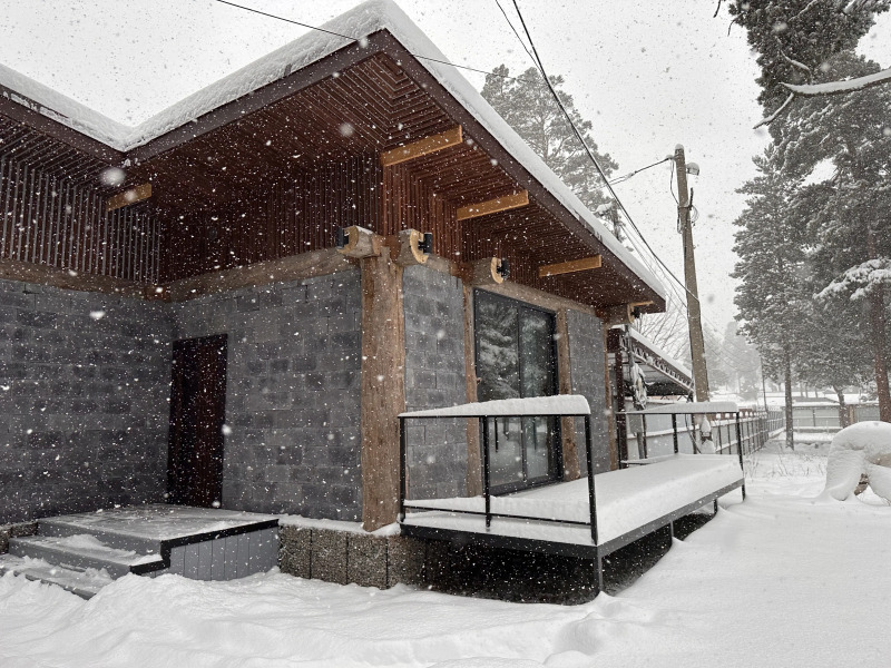 Частный дом гнѣздо с камином и двумя спальнями