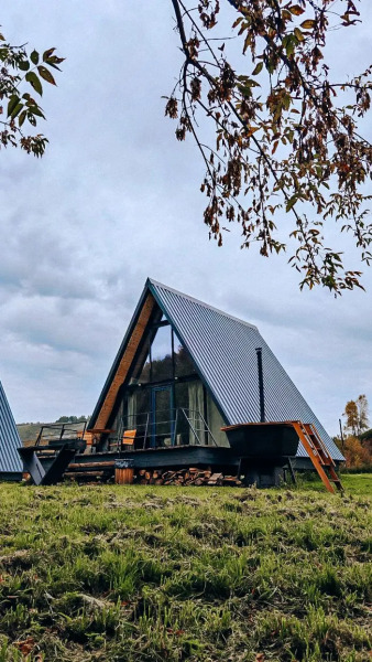 Шале А-фрейм с панорамным остеклением и террасой