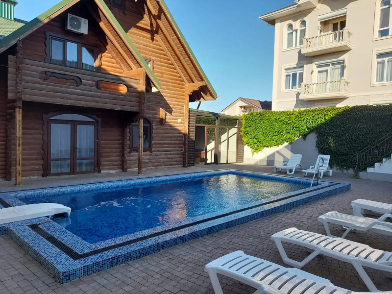 Частный Дом на Берегу Моря с Бассейном