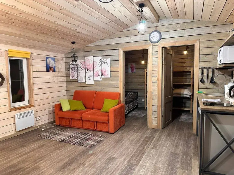 Частный дом с панорамными окнами в березовом лесу, терраса, баня, мангал