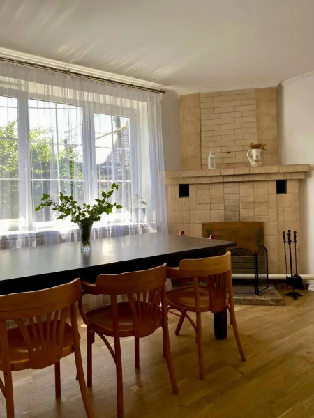 Частный дом с садом и бассейном