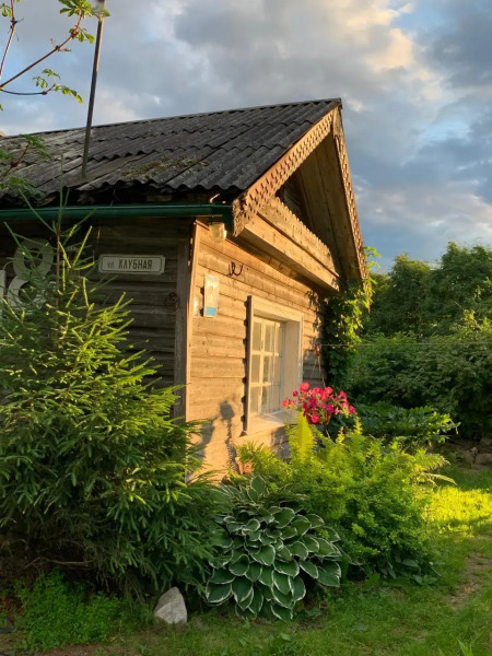 Частный дом в городе Петрозаводске с красивым уединённым участком и баней