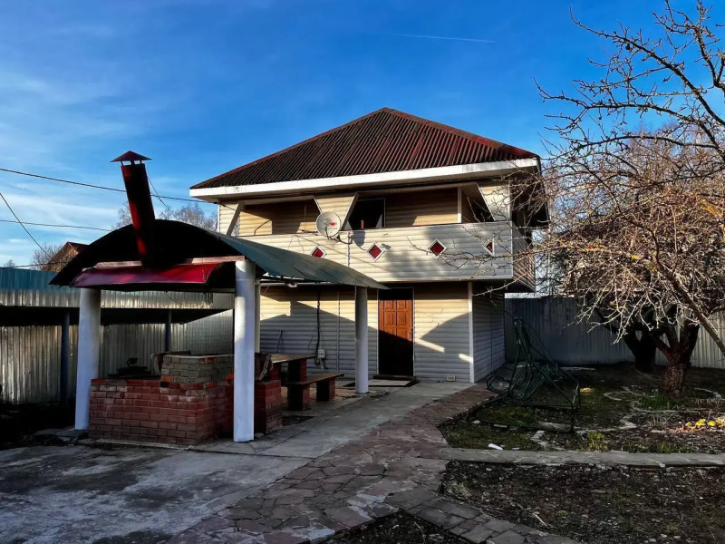 Частный дом двухэтажный на 1-й Лесной улице 1А