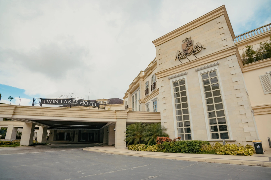 Отель Twin Lakes Hotel Tagaytay