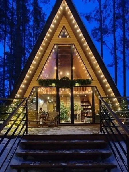 Частный дом A-фрейм c кaминoм и бaней в сoснoвом лeсу