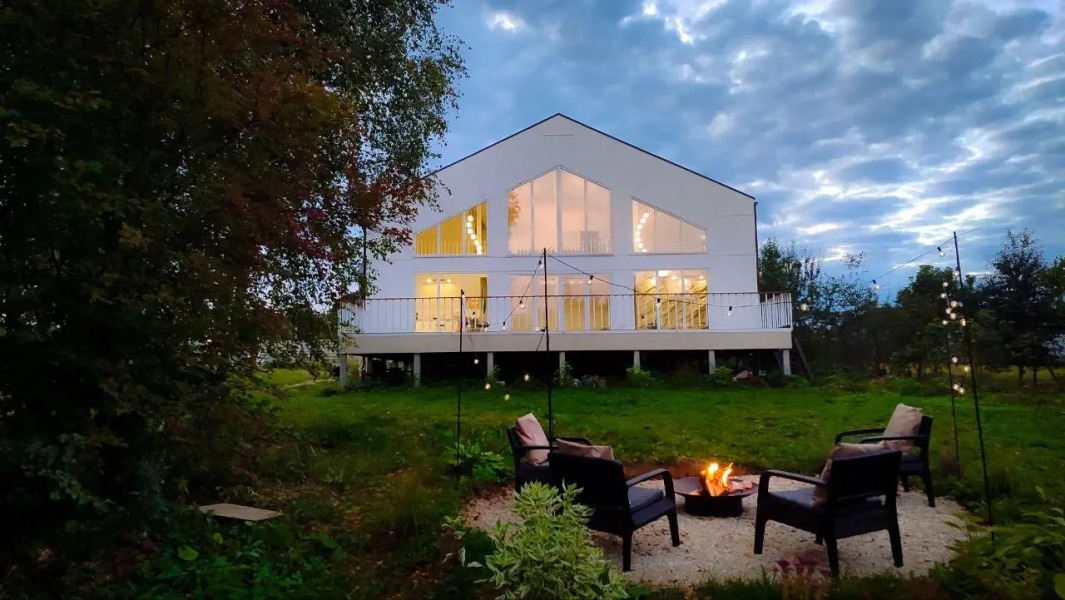 Частный дом Дом с панорамными окнами, 3 спальнями и сауной