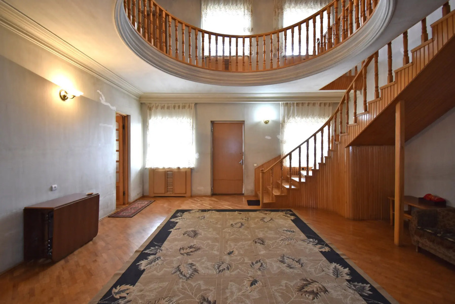 6 комнатный особняк с видом на сад