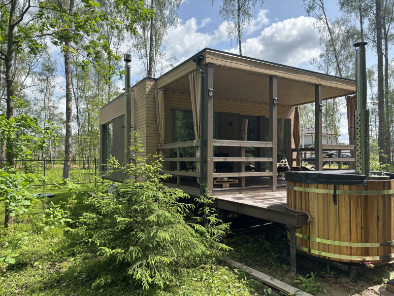 Частный дом с камином и потрясающим видом на лес