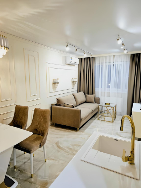 Апартаменты Шикарная Квартира в Стиле Неоклассика с Видом на Горы