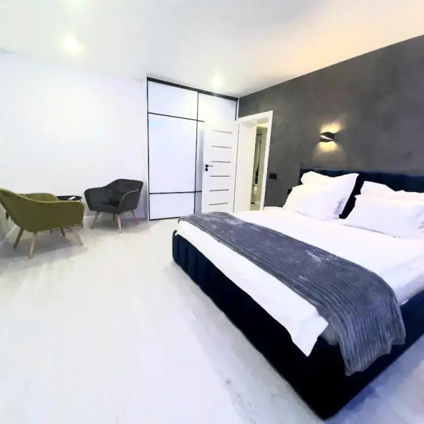 Апартаменты Трёхкомнатный Люкс, центр, площадь Победы, Черняховского 10А, Колибри#10А