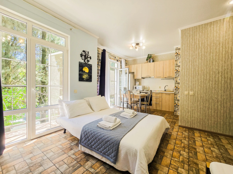 Квартира Студия на тихой улице с красивым фонтаном во дворе