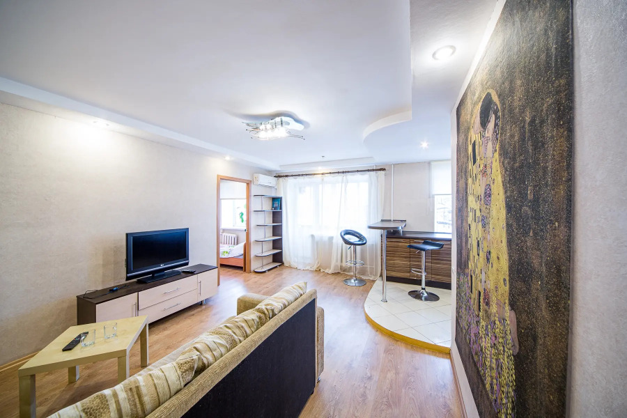 Апартаменты Двухкомнатные в центре на Крисанова