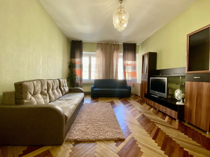 Апартаменты с видом на Невский проспект