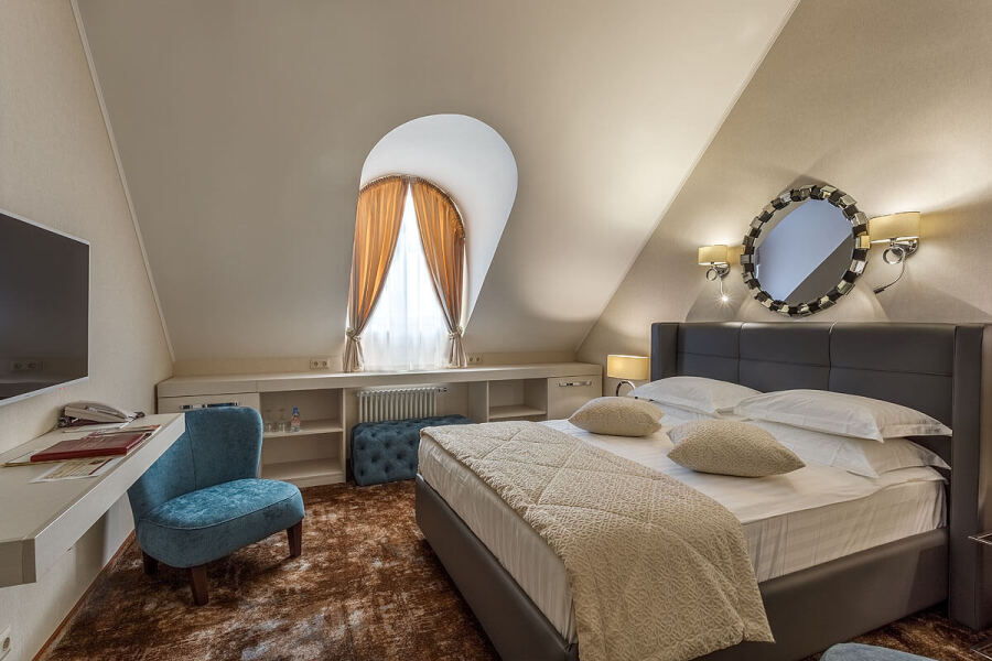 Отель Амбассадори