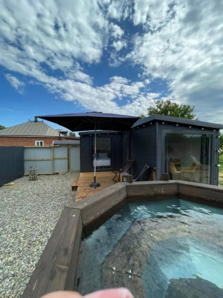 Бунгало Скандинавское на Двоих с Панорамными Окнами, Террасой и Финским Банным Чаном на Дровах