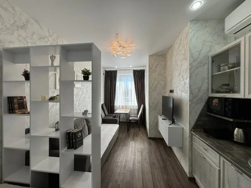 Атмосферная студия с большими окнами с комфортом разместит от двух человек, до 4-х человек от Уют и Комфорт НН