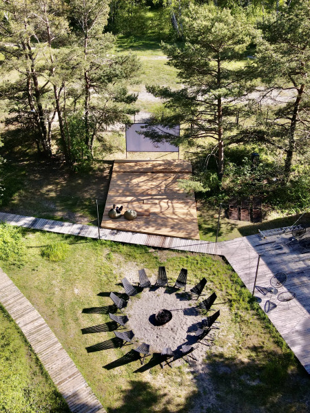 Поляна Глэмпинг, 1-я линия моря (12+)