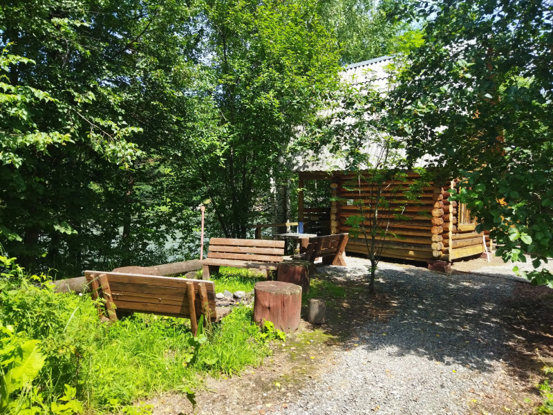 Частный дом в живoпиcнoм месте на беpегу Бии