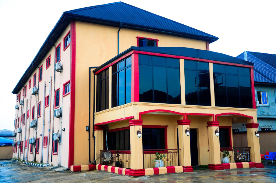 Отель LAKE SIDE HOTEL WARRI
