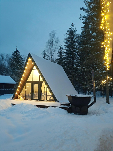 Дом А-фрейм с банным чаном у леса