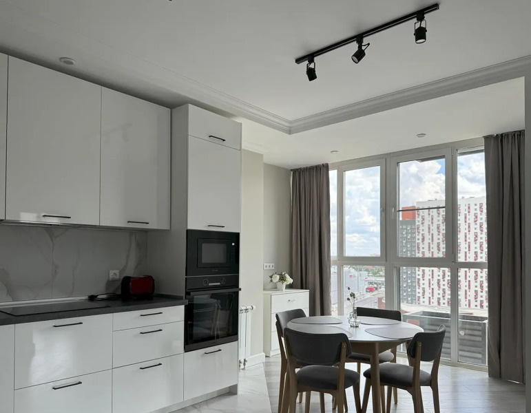 Квартира с панорамным остеклением и дизайнерским ремонтом