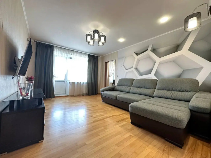 Квартира Трехкомнатная Аэродромная 72а