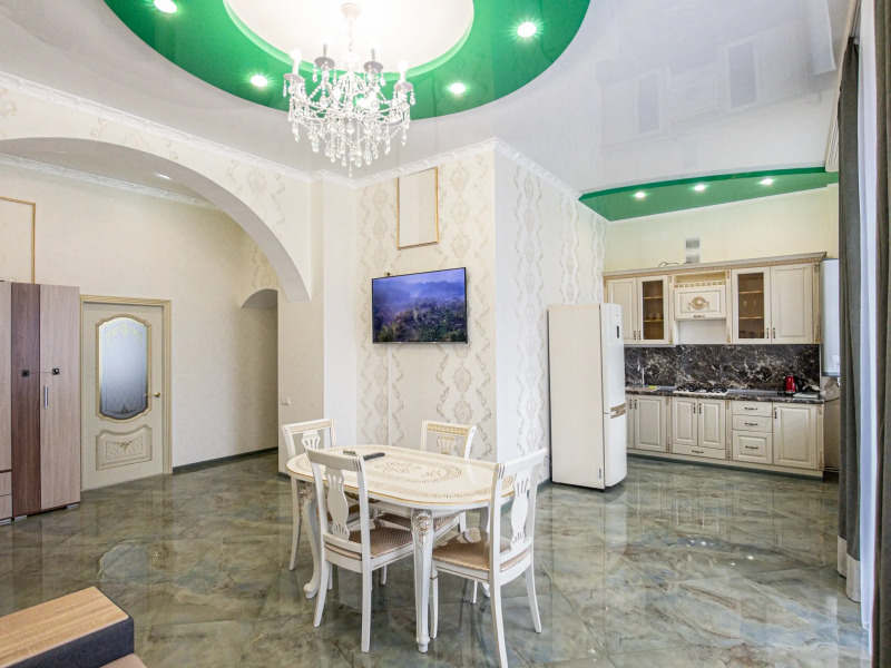 Апартаменты четырехкомнатные с видом на крепостную стену