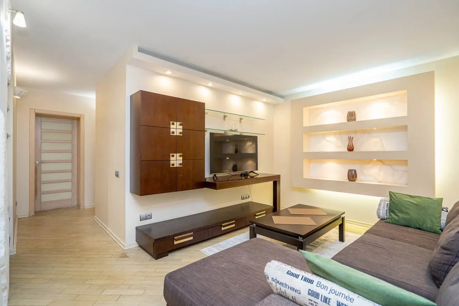 Апартаменты трехкомнатные на Мельникайте 16