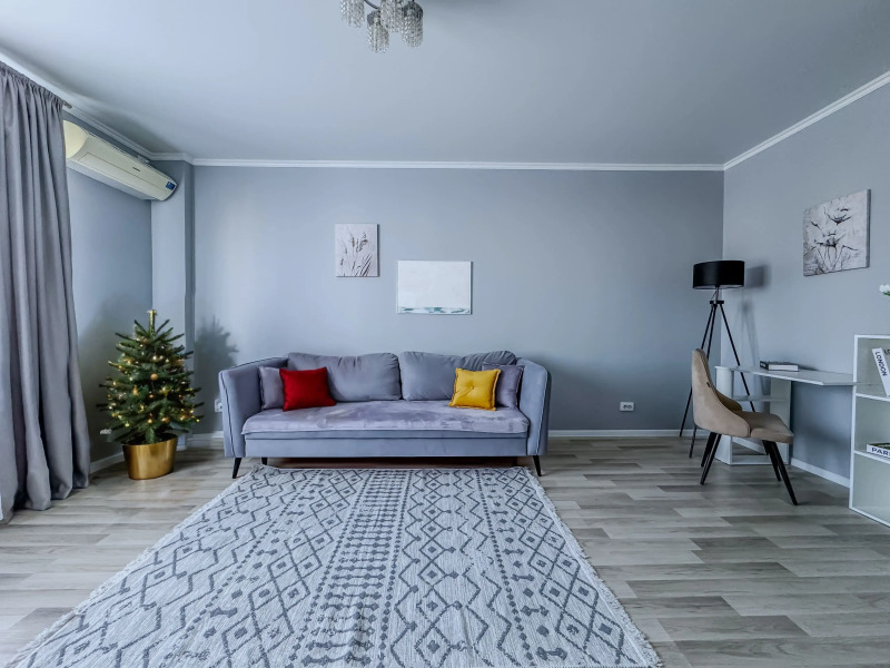 Квартира Green FOX в новом доме с отдельной кухней