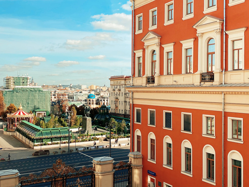 Апартаменты с балконами и видом на тверскую площадь и Мэрию Москвы