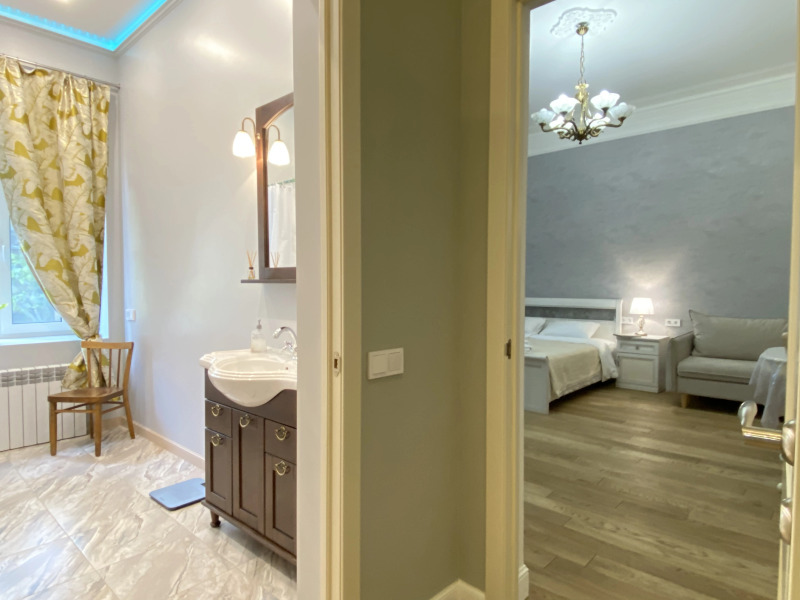 Трехкомантная квартира у летнего сада в Мозаичном дворе