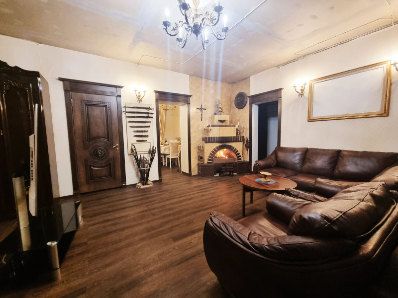 Частный дом Большой двухэтажный коттедж в стиле ампир с баней и бассейном