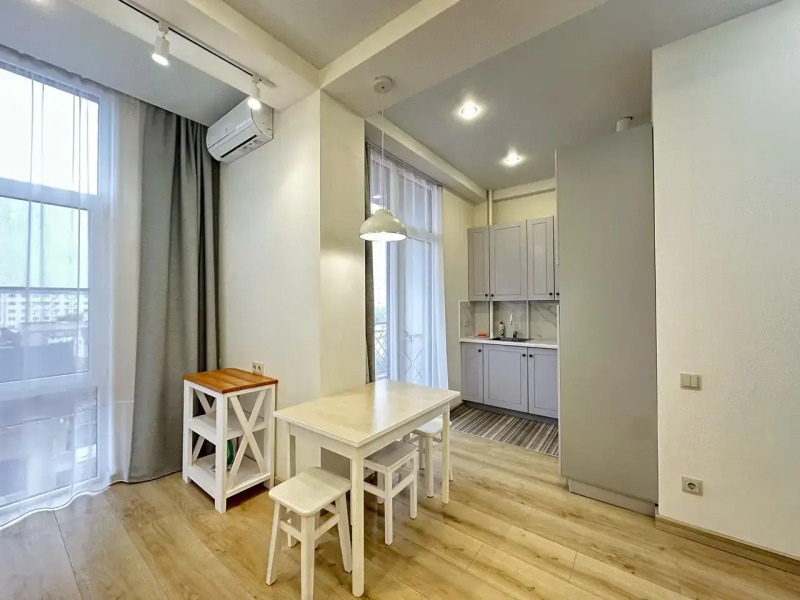 Море квартир уютная студия с панорамными окнами в центре Адлера