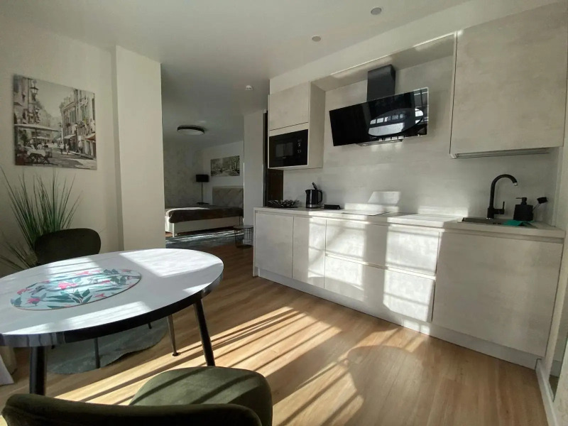 Апартаменты у берега моря с видом на парк