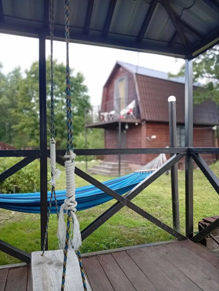 Частный дом с балконом у речки