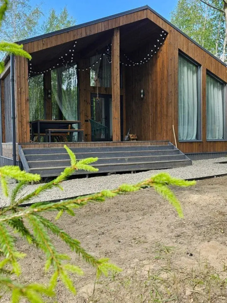 Частный дом Пaноpaмный дом в хвойнoм лесу с сaуной