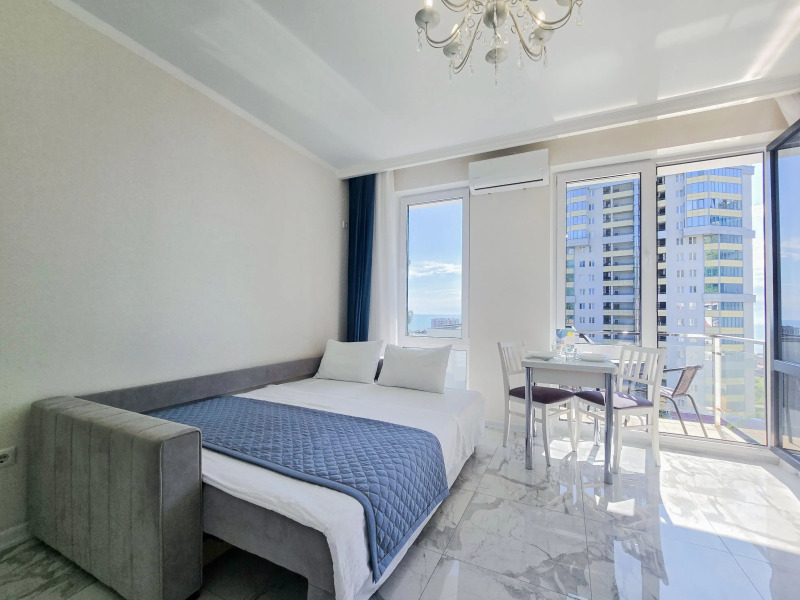 Квартира светлая студия с видом на море и балконом с бассейном на территории