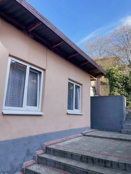 Частный дом Домик в Мысхако, зеленый двор