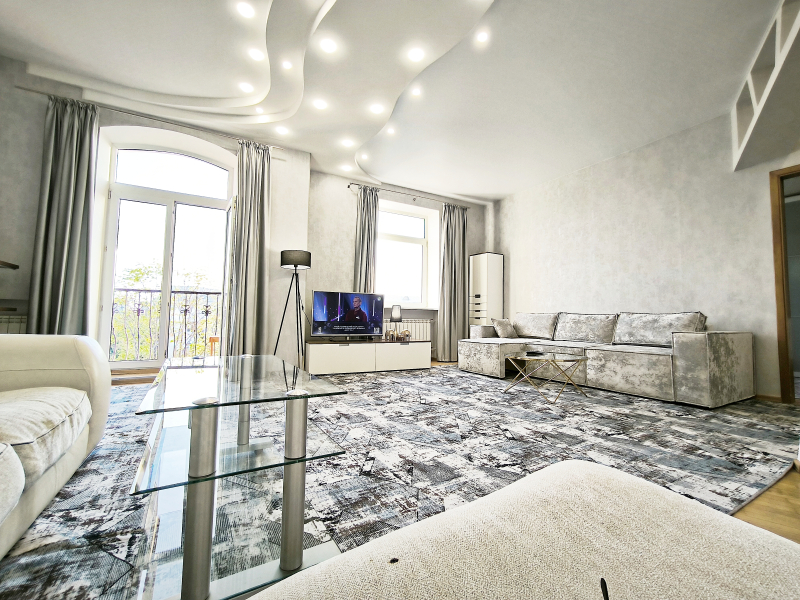 Апартаменты Центр Легендарный Дом под Шпилем | Огромная Трёшка