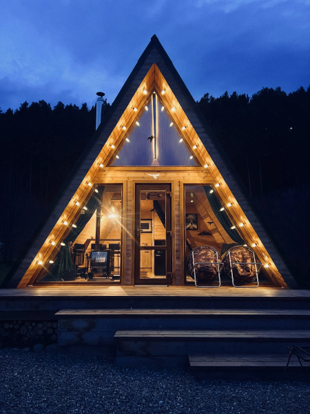 Шале А-фрейм с видом на горы и лес