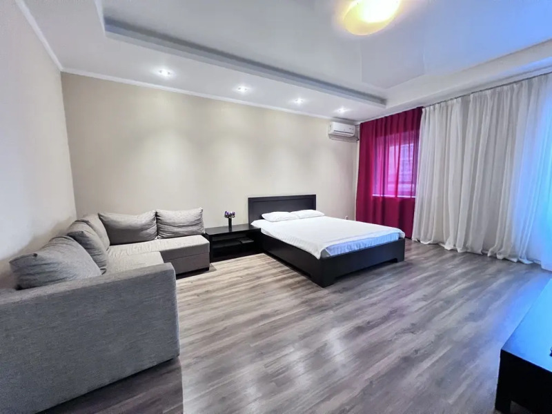 Квартира Большая однокомнатная в центре на набережной