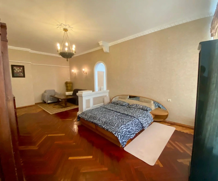 Апартаменты с видом на Невский проспект