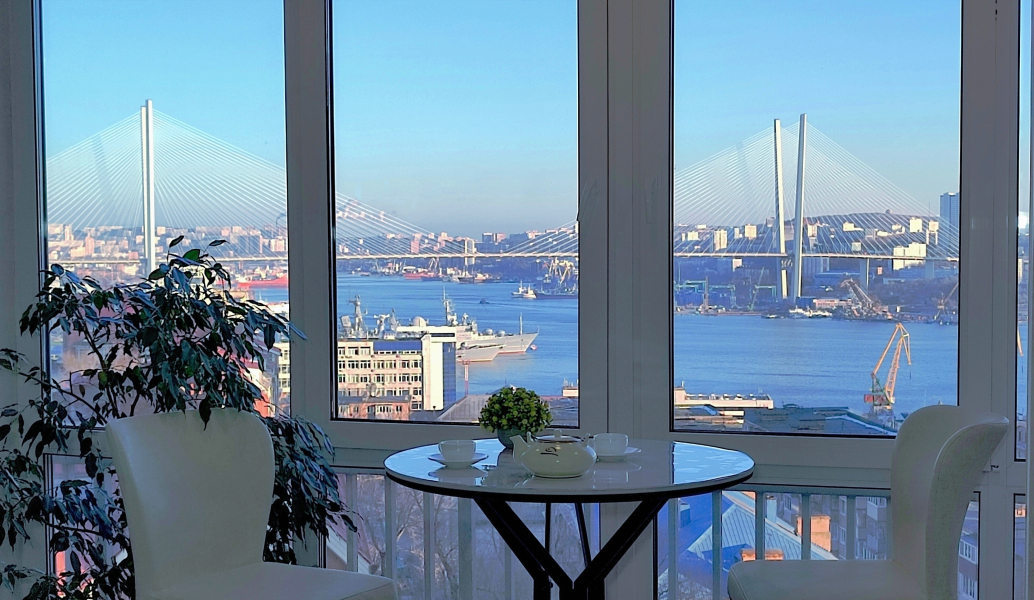 Апартаменты Шикарные В центре с видом на Золотой мост и Русский мост