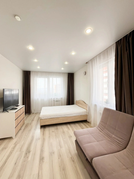 Новая большая двухкомнатная квартира на Площади Советов