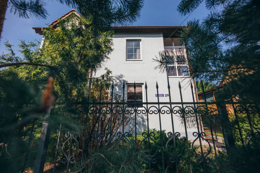 Частный дом в центре города с зеленым садом