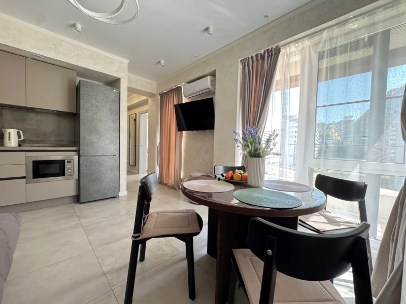 Квартира в  доме с бассейном рядом с морем