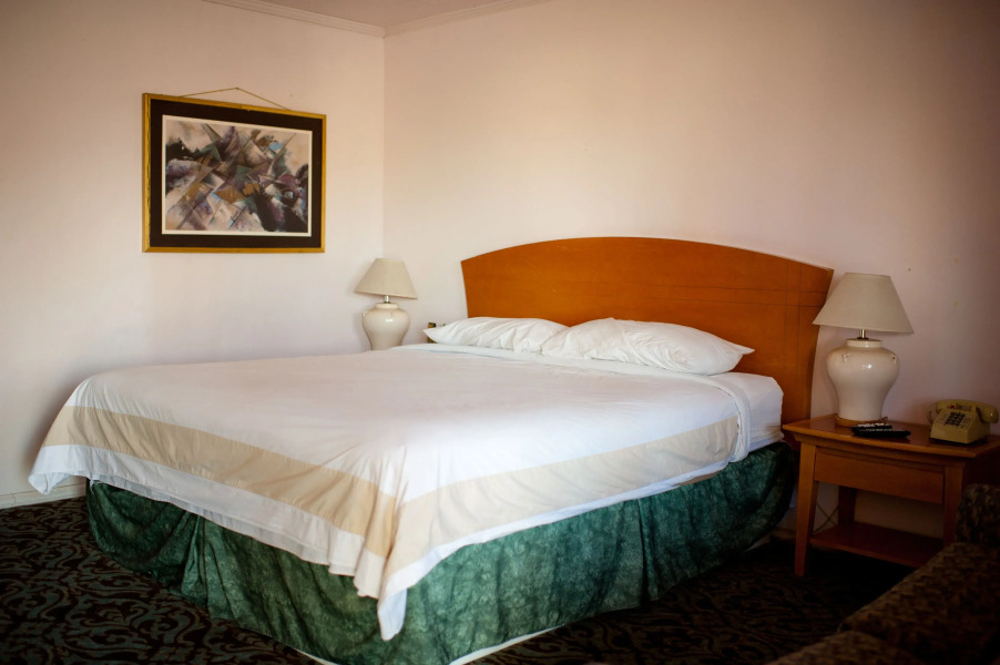 Emerald Inn & Lounge