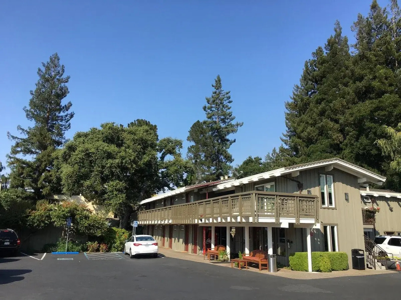 Red Cottage Inn